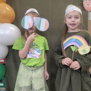 Dzieci obchodzą Dzień Sw Patryka