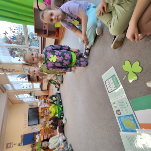 Dzieci obchodzą Dzień Sw Patryka