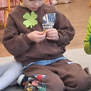 Dzieci obchodzą Dzień Sw Patryka