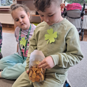 Dzieci obchodzą Dzień Sw Patryka