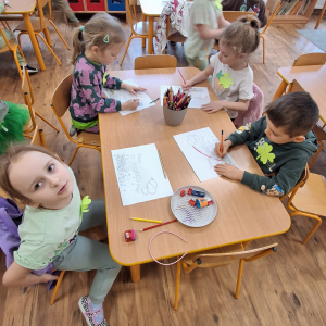 Dzieci obchodzą Dzień Sw Patryka