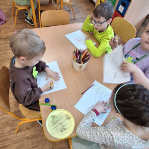 Dzieci obchodzą Dzień Sw Patryka