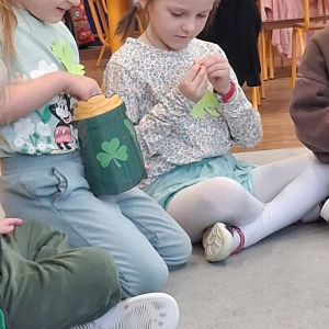 Dzieci obchodzą Dzień Sw Patryka