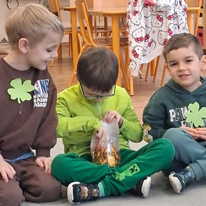 Dzieci obchodzą Dzień Sw Patryka