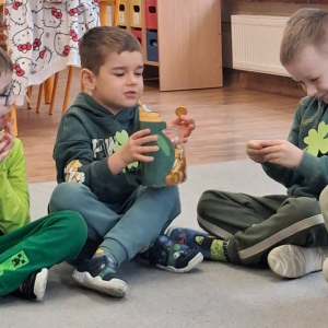 Dzieci obchodzą Dzień Sw Patryka