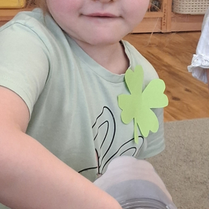 Dzieci obchodzą Dzień Sw Patryka