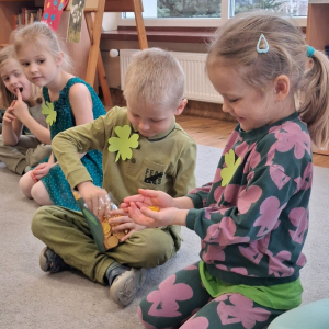 Dzieci obchodzą Dzień Sw Patryka