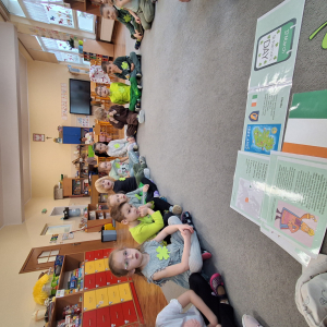 Dzieci obchodzą Dzień Sw Patryka