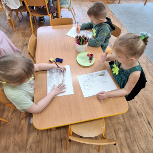 Dzieci obchodzą Dzień Sw Patryka