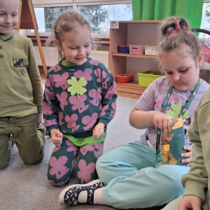 Dzieci obchodzą Dzień Sw Patryka