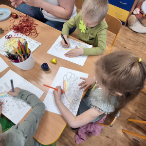 Dzieci obchodzą Dzień Sw Patryka