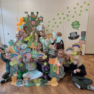 Dzieci obchodzą Dzień Sw Patryka