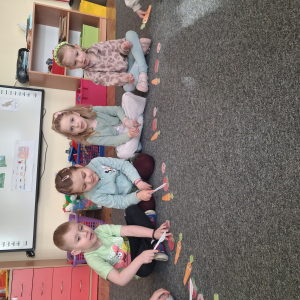 dzieci kroją warzywa z papieru