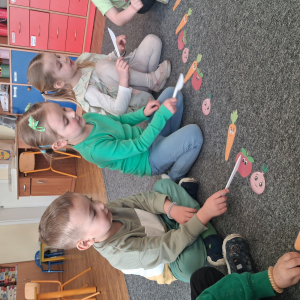 dzieci kroją warzywa z papieru