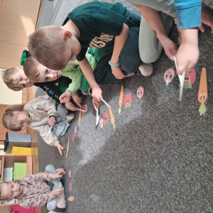 dzieci kroją warzywa z papieru