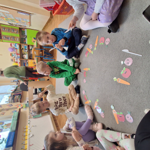 dzieci kroją do piosenki ppierowe warzywa