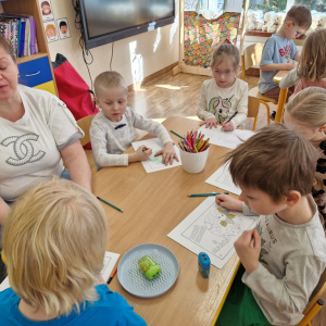 Dzieci w czasie zajęć plastycznych przygotowują upominek dla mamy z okazji Dnia Kobiet