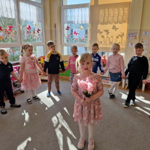 Solistka śpiewa refren piosenki Słoneczne życzenia