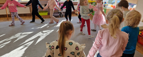 Złote słońce rano wstało i tak myśli sobie: Jeszcze chłodno, kwiatów mało, a  dziś Święto Kobiet - obchody w grupie Dnia Kobiet