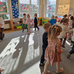 Dzieci w czasie zabawy przy muzyce