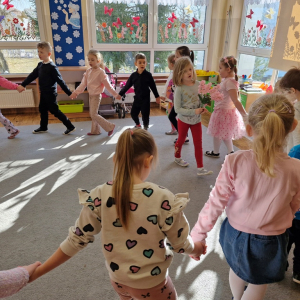 Dzieci bawią się przy piosence Słoneczne życzenia