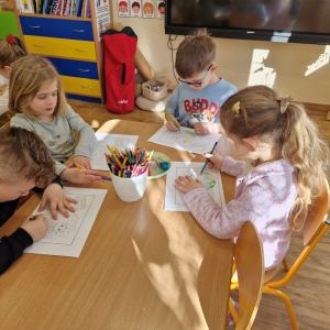 Dzieci w czasie zajęć plastycznych przygotowują upominek dla mamy z okazji Dnia Kobiet