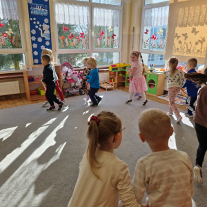 Dzieci biegają w parach w rytm muzyki