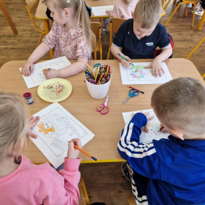 Dzieci w czasie zajęć plastycznych przygotowują upominek dla mamy z okazji Dnia Kobiet