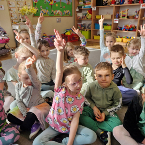 Dzieci zgłaszają się do odpowiedzi na zadane pytanie