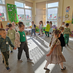 Dzieci maszerują w parach  w rytm muzyki