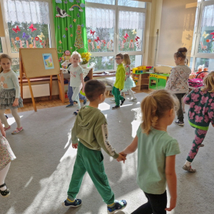 Dzieci maszerują w parach po odnalezieniu dziecka z takim samym kotylionem