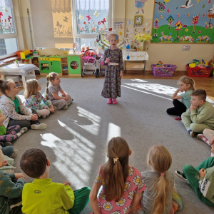 Dzieci słuchają piosenki Wiosenny spacer w wykonaniu solistki Mai