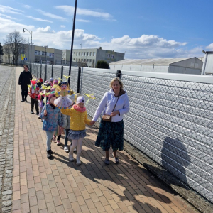 Dzieci w czasie przemarszu po mieście z okazji pierwszego dnia wiosny