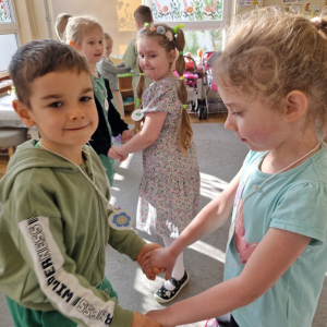 Dzieci tańczą w parach przy muzyce