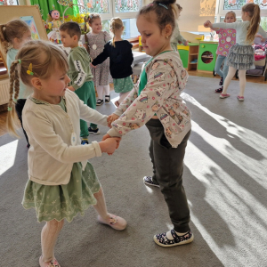 Dzieci tańczą w parach przy muzyce