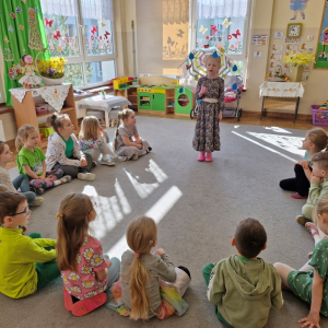 Dzieci słuchają piosenki Wiosenny spacer w wykonaniu solistki Mai