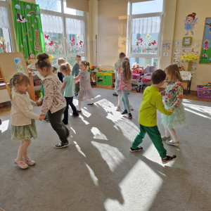 Dzieci tańczą w parach przy muzyce