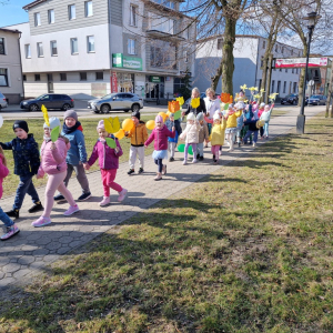 Dzieci w czasie przemarszu po mieście z okazji pierwszego dnia wiosny