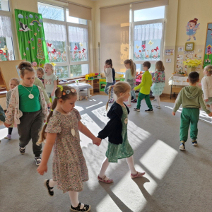 Dzieci maszerują w parach  w rytm muzyki