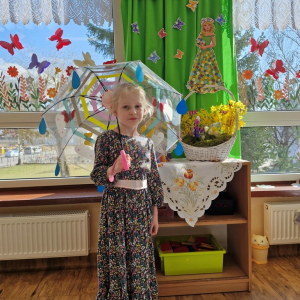 Dziewczynka na tle dekoracji wiosennej