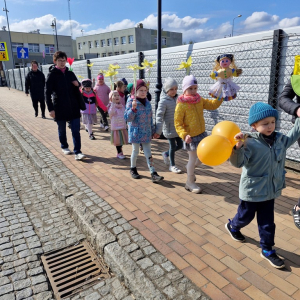 Dzieci w czasie przemarszu po mieście z okazji pierwszego dnia wiosny