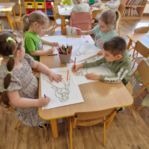 Dzieci kolorują i ozdabiają rysunkami wizerunek Pani Wiosny