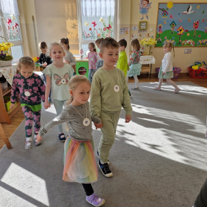 Dzieci maszerują w parach  w rytm muzyki