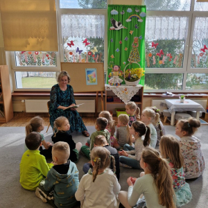 Dzieci słuchają wiersza Pierwszy dzień wiosny 