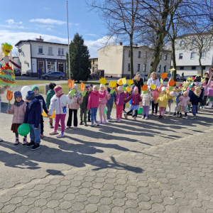Dzieci w czasie przemarszu po mieście z okazji pierwszego dnia wiosny