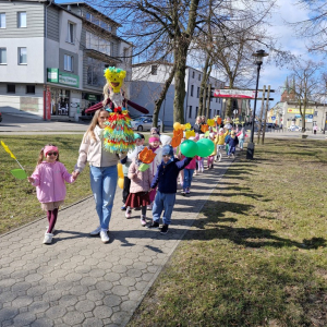 Dzieci w czasie przemarszu po mieście z okazji pierwszego dnia wiosny
