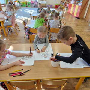 Dzieci kolorują i ozdabiają rysunkami wizerunek Pani Wiosny