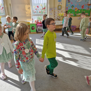 Dzieci w czasie zabawy przy muzyce "Wiosenny bal z kotylionami"