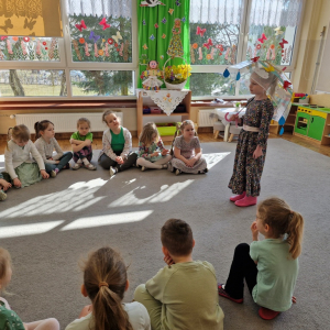 Dzieci słuchają piosenki Wiosenny spacer w wykonaniu solistki Mai