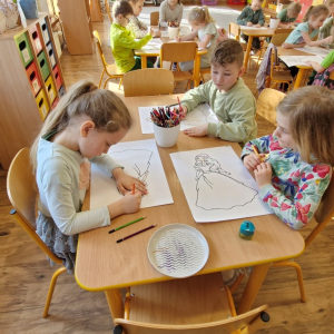 Dzieci kolorują i ozdabiają rysunkami wizerunek Pani Wiosny